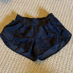 Lululemon Hotty hot low rise lined short 2.5”